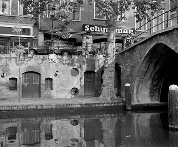 857958 Gezicht op de werfkelder ter hoogte van het pand Oudegracht 260 te Utrecht, met rechts een deel van de Weesbrug.